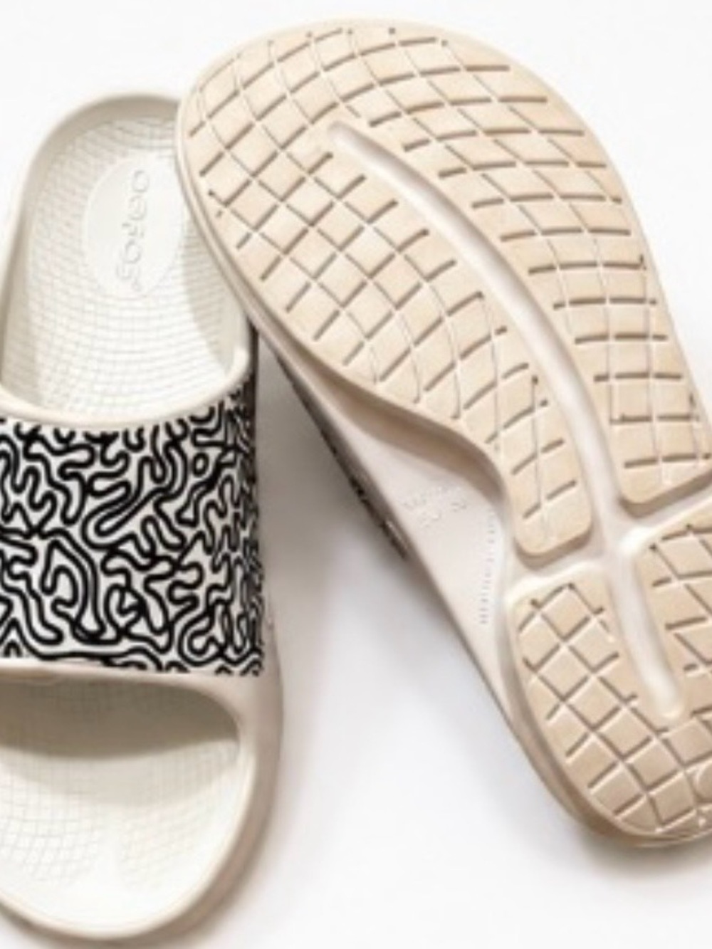 OOFOS OOahh Limited Edition Recovery Slides White/Black Graphic EUC - Picture 3 of 3